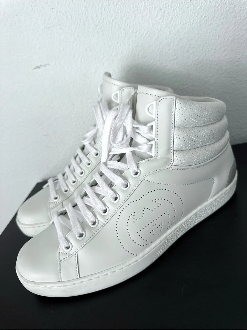 EUC Gucci Ace Interlocking G Logo White Leather High Top Sneakers
